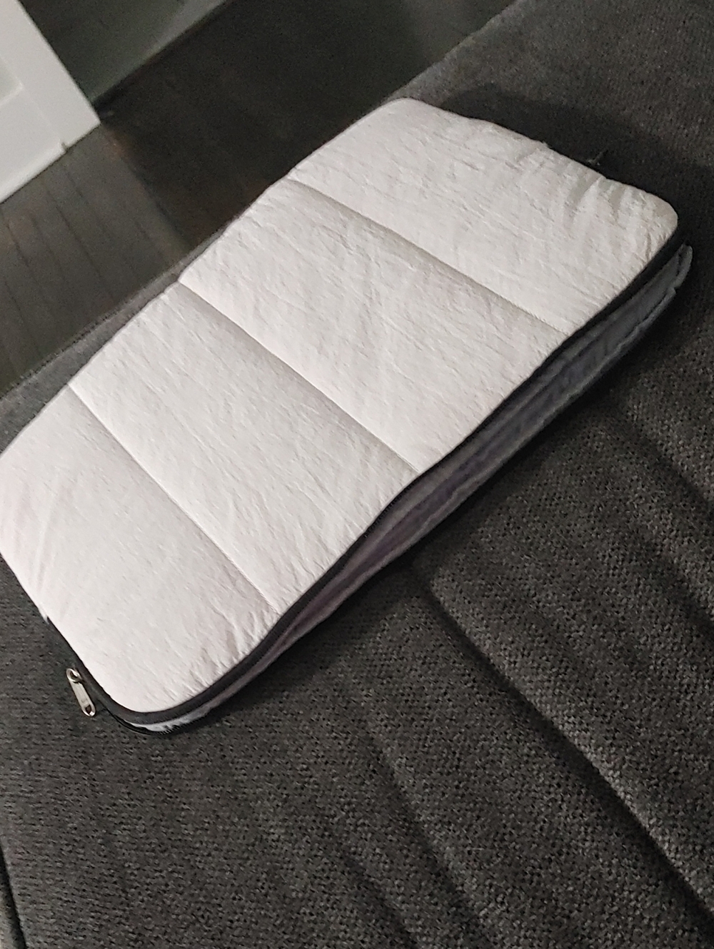 White Puffer Laptop Sleeve LIKE NEW - Picture 3 of 4